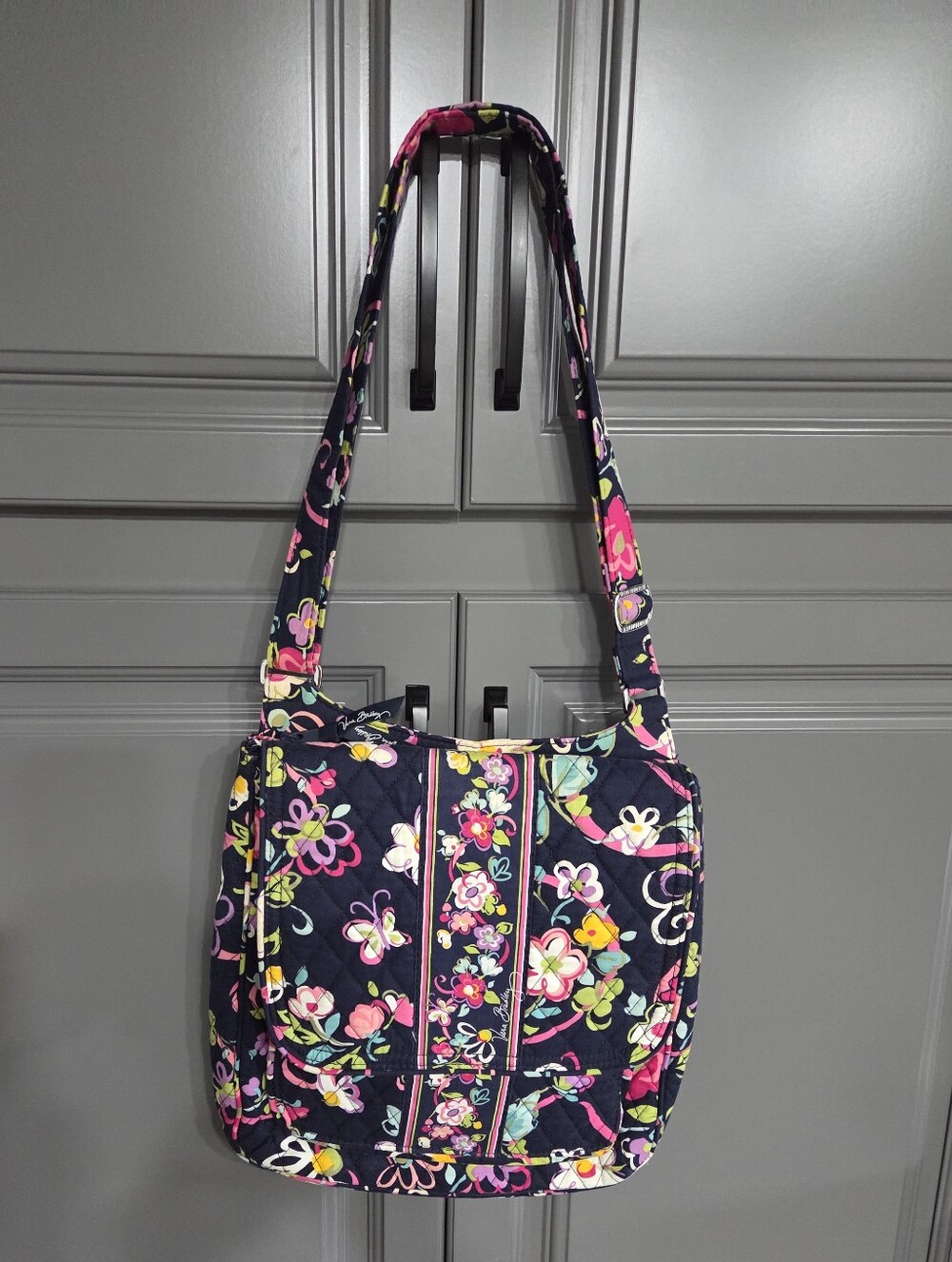 VERA BRADLEY RIBBONS 2012 RETIRED PATTERN CROSSBODY ADJ STRAP BAG LIKE NEW
